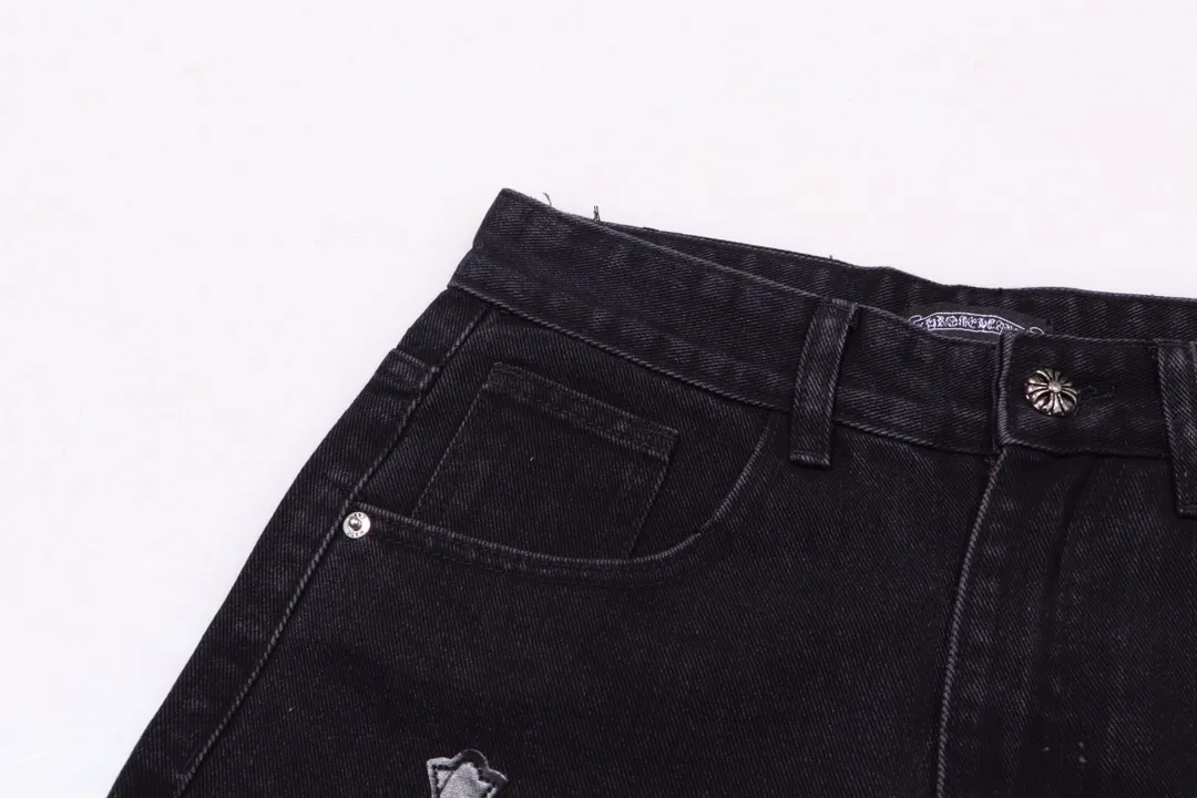 P250 model number: H430 Chrome Hearts CH Chrome Hearts heavy industry damaged ripped high street jeans exude uninhibited personality and unique charm. Every wear and tear is carefully designed to present a unique artistic feel. Made of imported denim fabric, which has undergone heavy industrial washing and destruction treatment, the trousers show a super cool effect on the upper body, allowing you to dominate the fashion stage.  This is more than just a pair of jeans, it is an expression of attitude. With its unique design concept and ultimate pursuit of details, Croxin breaks traditional boundaries and defines the jeans trend in the new era. The trousers are made of double-layer woven fabric and matched with customized hardware, showing an incomparably beautiful and unique style, making every wearer the focus of fashion. Imported denim fabric, super heavy-duty washed and damaged, the upper body is super cool! Customized hardware, incomparably good-looking model. The production process is difficult. It has a high-street feel. Color: black Size: S M L XL XXL